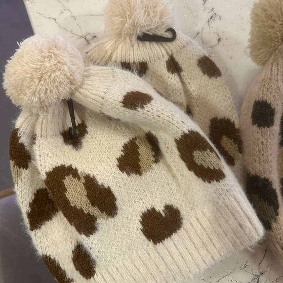 NWT new women's winter knit 🧶 hat leopard animal print - ivory or beige - Picture 1 of 13